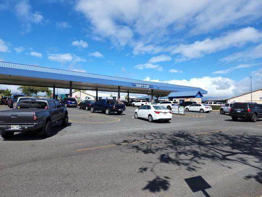 Wednesday, April 6th, 2022 The closure of the four pumps resulted in long lines that go as far as Makolu Street.