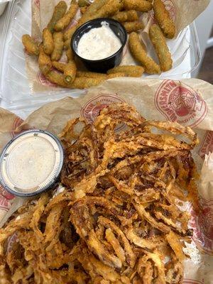 Green beans with Cajun ranch so good. Onion rings were good but that dipping sauce taste like dish soap.