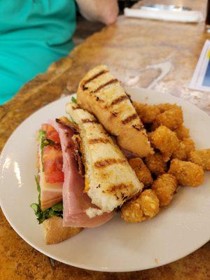 Club sandwich w/tots