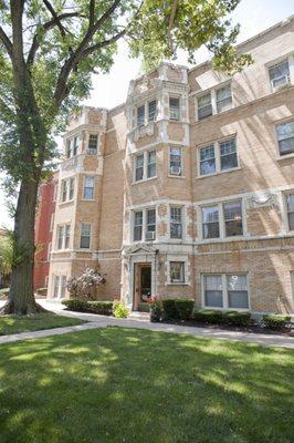 405 s Harvey 1N Oak Park IL - A 1 bedroom unit with large room sizes, in-unit washer and dryer, and great storage!