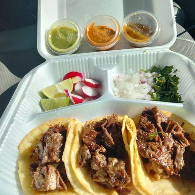 3 mini tacos de cabeza  Guacamillo, pozolero, molcajete salsas