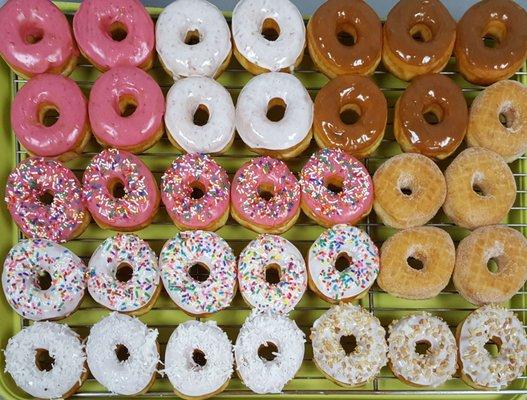 Icing donuts/maple, strawberry, vanilla, cinnamon sugar,