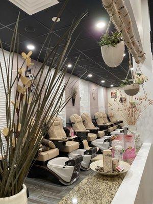 Beautiful salon, well decorated and very organized.