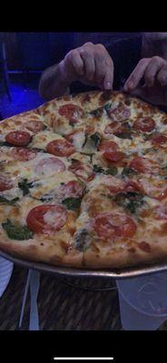 White pizza with spinach and tomato