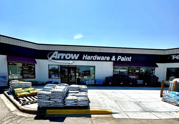 Front of Arrow Hardware & Paint.