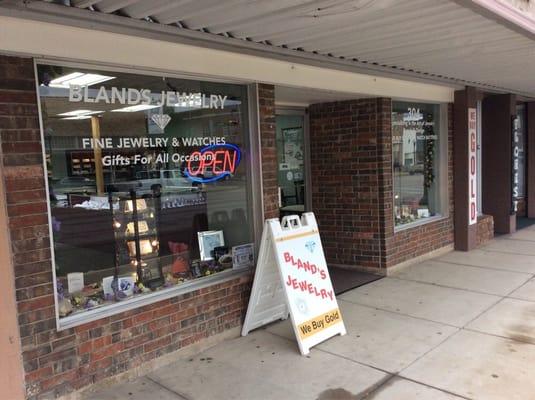 Bland's Jewelry - Robert Bland, Owner & Jeweler has provided old fashioned service since 1983.  "I want to be your personal jeweler!"