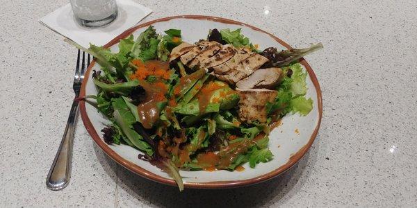 Avocado salad with grilled chicken