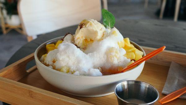 Large mango bingsu