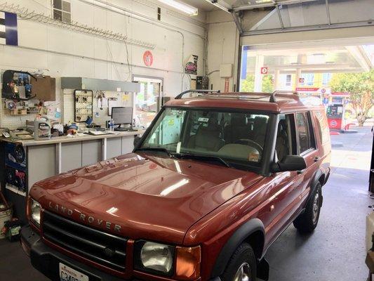 Oil change for the LR Disco 2. Brought in my own oil & filter.