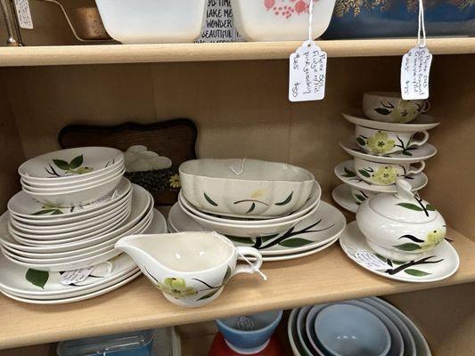 Lots of houseware items