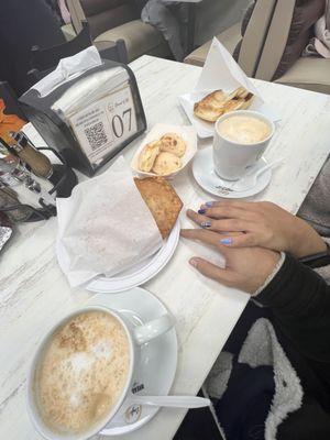 Latte, Pastel, pão de queijo, e pão com requeijão. Tudo pro $20. Gostei do preço.