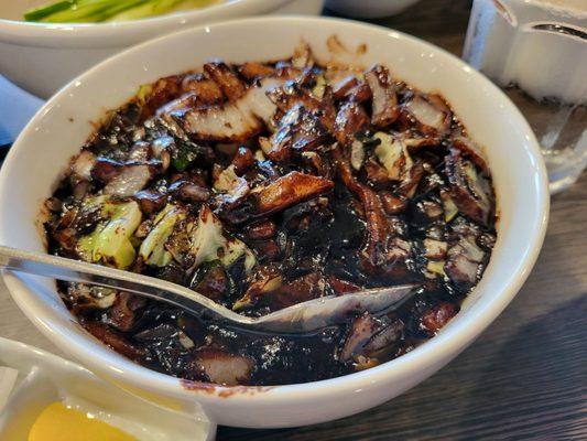 Black bean sauce noodles Zhá jiàng miàn