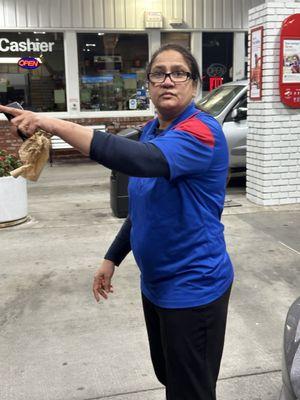 The lady telling me to take my trash elsewhere not to throw waste here while pumping gas ‍