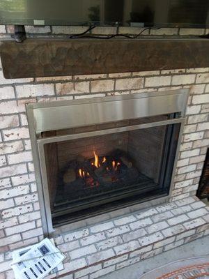 Outdoor gas fireplace