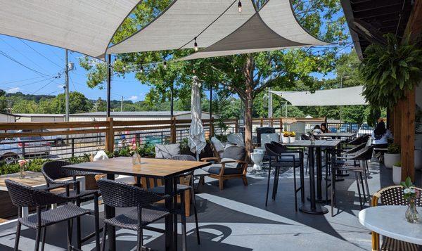 The outdoor patio at Le Gabrielle of Monroe.