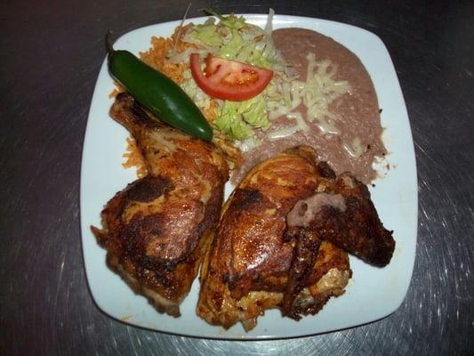 Mmm  que rico pollo asado 1/2 pollo  con  arroz  frijoles  lechuga  y  jitomate  y  tortillas  a  tan  sólo  $  11:25 la orden