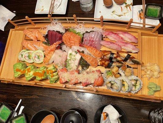 Sushi & sashimi deluxe for 3