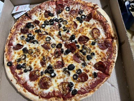 Large thin crust pizza with olives and pepperoni. Amazing!