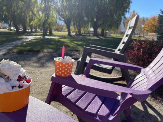 Great spot to relax and look at lampe park while eating froyo!