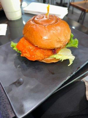 BUFFALO CRISPY CHICKEN BURGER