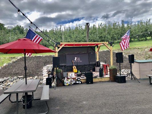 A bluegrass band was setting up to perform