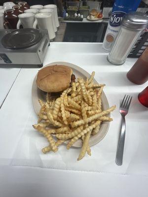 bacon cheeseburger & crinkle fries