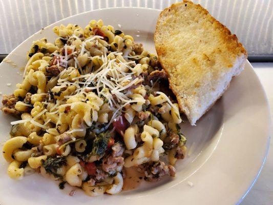 Sausage pasta w/garlic bread