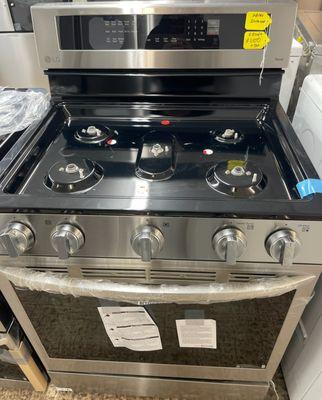 New  gas range with a warranty call 817-431-9274