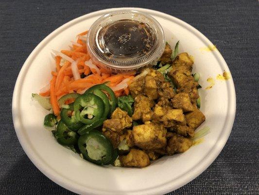 Salad with tofu, jalapeños and chili lemon grass dressing