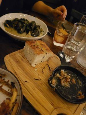 Mussels and foccacia