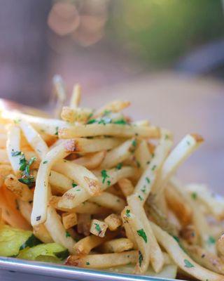 Garlic and herb fries | @alisa.eats.food) |