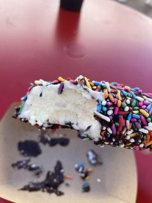 8/6/22. Newport adventure w/ my fwd. Balboa Bar, $5. Good size, ice cream, & freshly dipped. Shaded tables + seagulls in back.