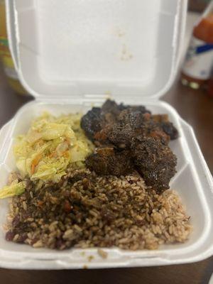 Oxtail plate with peas and rice and cabbage