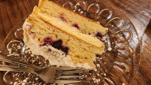 Lemon berry mascarpone cake, very good!