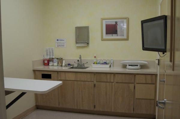 Our modern exam rooms are fully equipped.