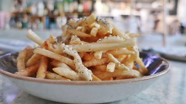 Perfectly crispy fries, topped with kewpie mayo and furikake seasoning