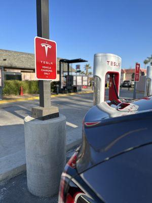 Tesla Supercharger - Buttonwillow