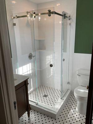 Double sliding Serenity shower enclosure