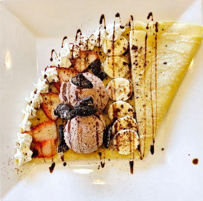 Vanilla crepe with chocolate gelato