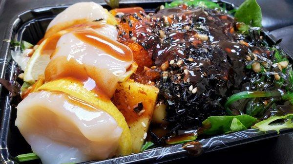 Build-your-own-bowl (kid size)- Scallops, seaweed salad, mango, hijiki, more. So fresh! So good!