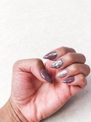 Finally refreshed with a new set. Stilettos with some foil accents and a gem.