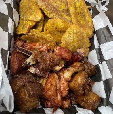 Tostones con chuleta y cerdo