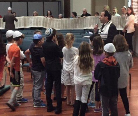 Rabbi Eisenkramer with students from our Religious School