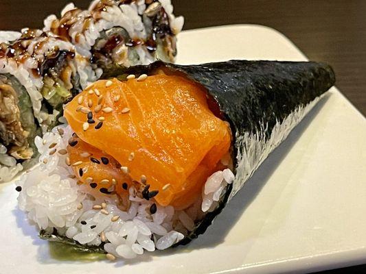 Salmon Hand Roll