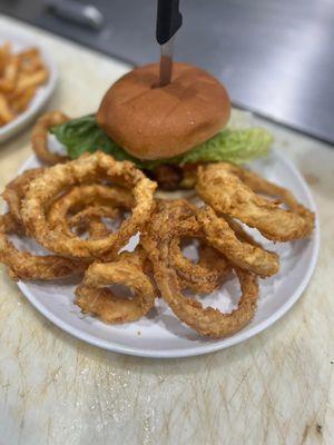 cheeseburger comes with fries or substitution of onion rings