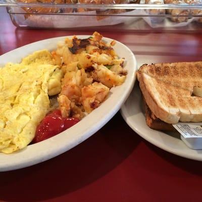 Corned beef hash with potatoes and toast