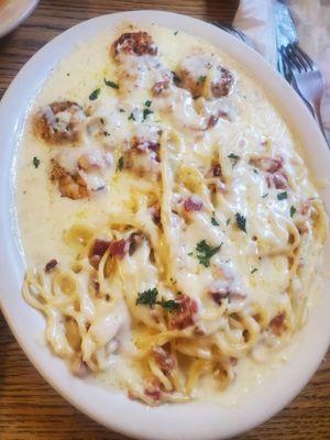 The BEST dish on the menu! The shrimp carbonara. (Grilled shrimp) so creamy and tasty. Comes with salad and garlic bread knots