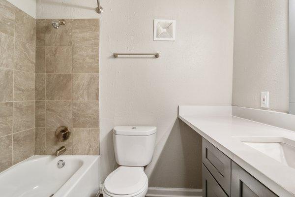 Wyndcliff Galleria Apartments Smyrna Ga modern bathroom