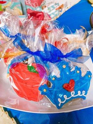 Snow White themed cookies