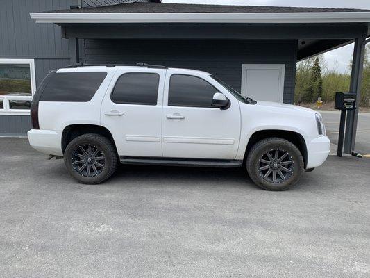 This 2012 Yukon has 33x12.5R20 Nitto G2's and a Fabtech leveling kit.